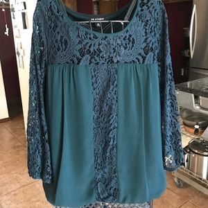 💕Hunter green blouse with lace sleeves
